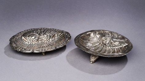 Oval Trays with Clam and Shell Design